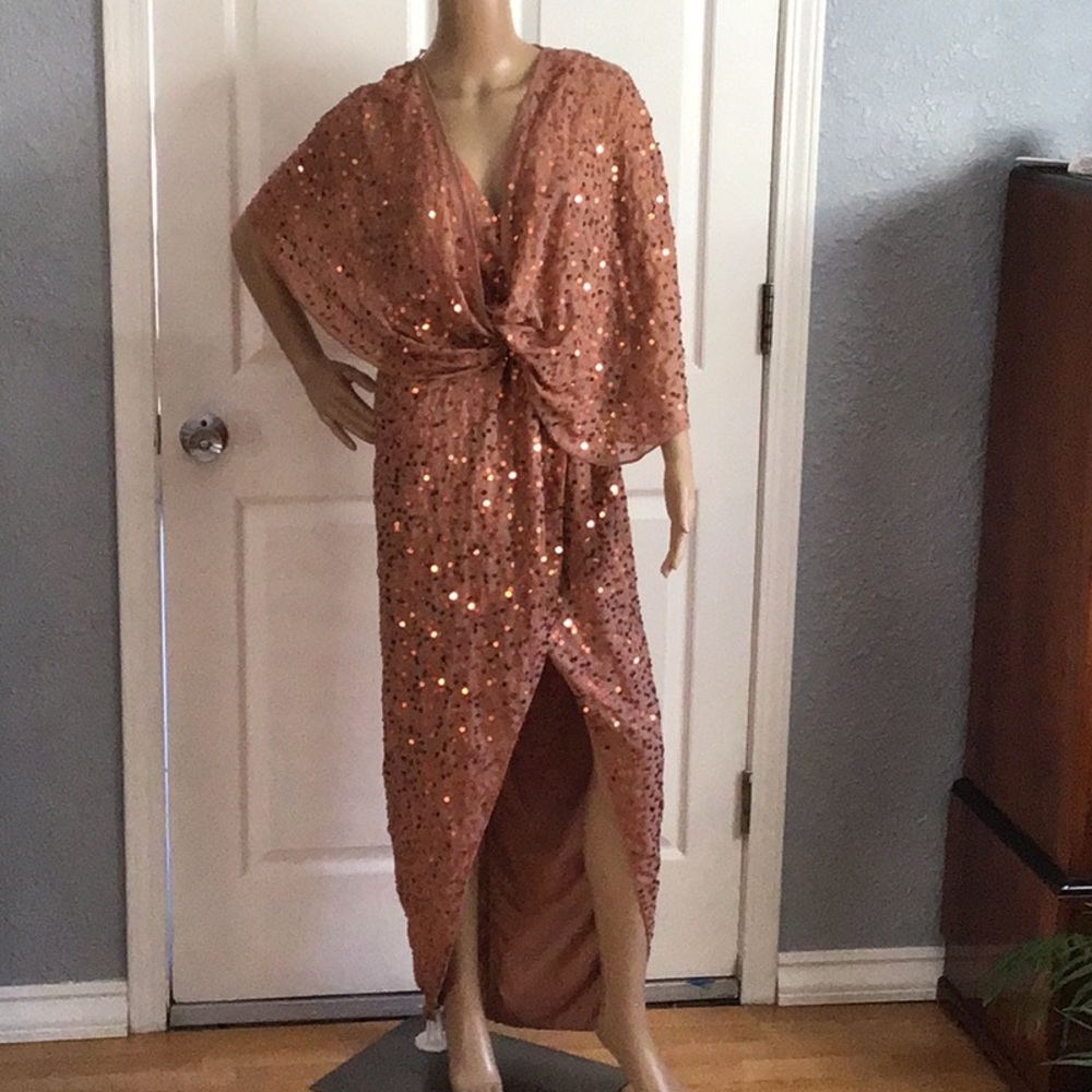 🔥🔥TAKE 50% OFF LIST PRICE 🔥🔥.   SOSO.                        SEQUINED DRESS